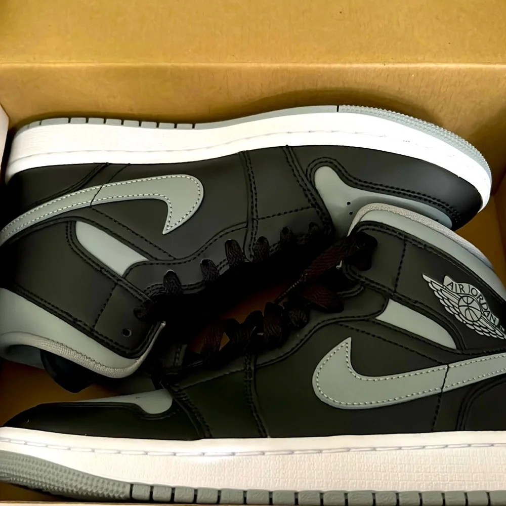 Women size 7.5 Jordan 1 MID - Picture 1 of 6